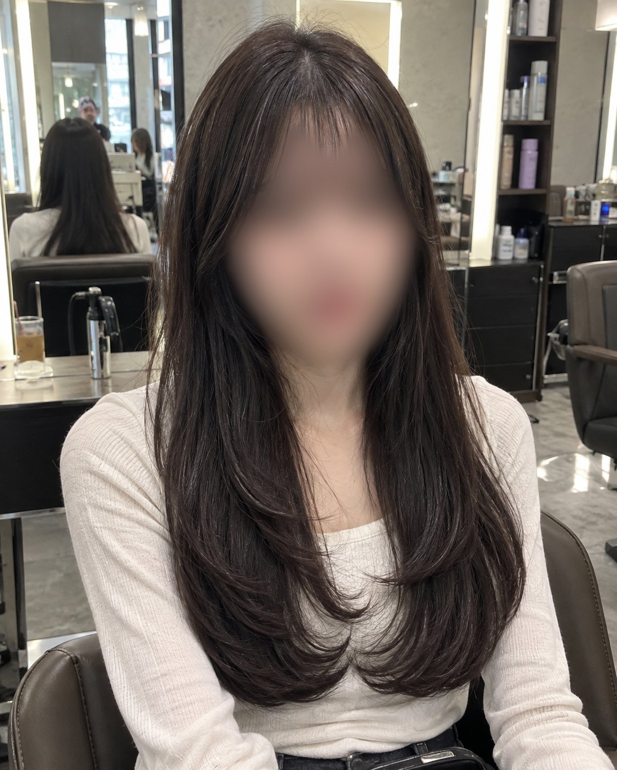 앞머리가 있는 C컬 롱레이어드 헤어의 미용실 원본 사진(얼굴 블러 처리)