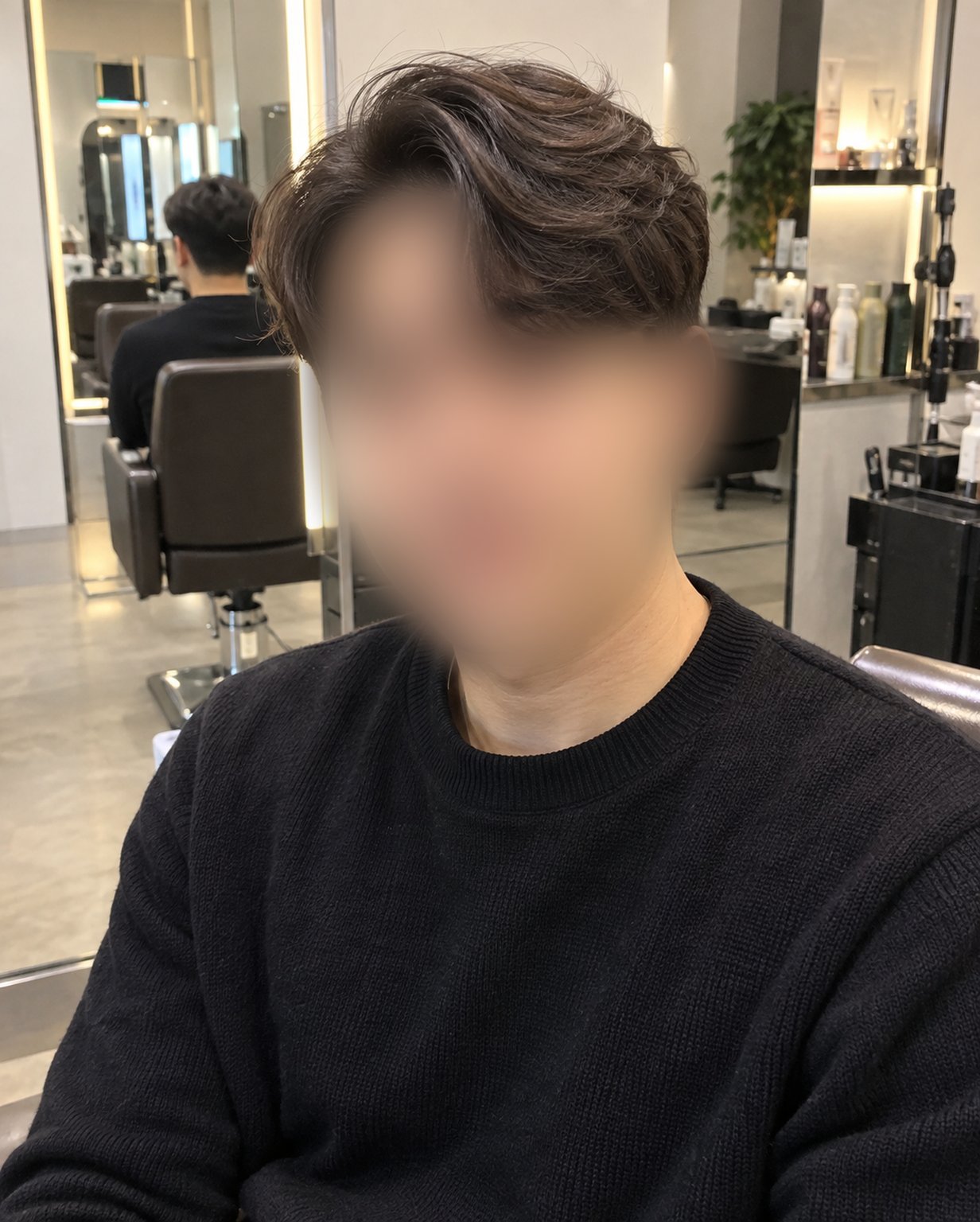 한쪽으로 가른 가르마 펌을 한 남성의 미용실 원본 사진(얼굴 블러 처리)