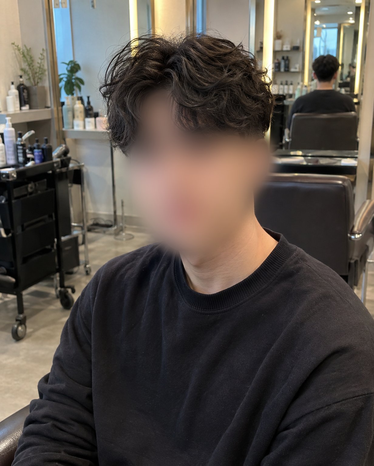 윗머리에 컬펌을 하고 옆머리를 짧게 친 남성의 미용실 원본 사진(얼굴 블러 처리)